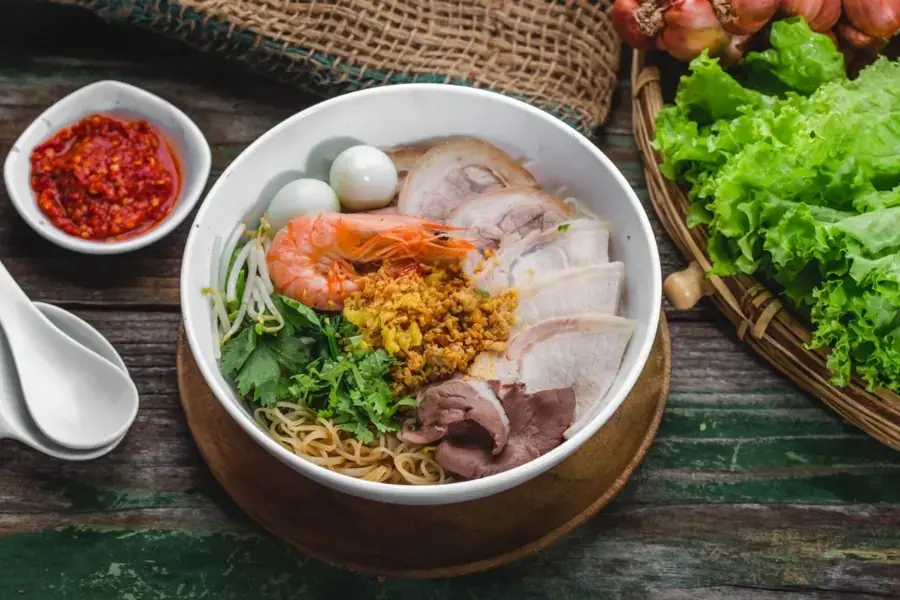 Món bún nước lèo đầy ắp topping tại Trà Vinh