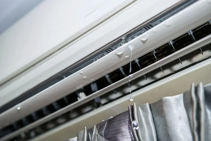 Máy lạnh bị chảy nước gây cản trở khả năng trao đổi nhiệt của dàn lạnh.