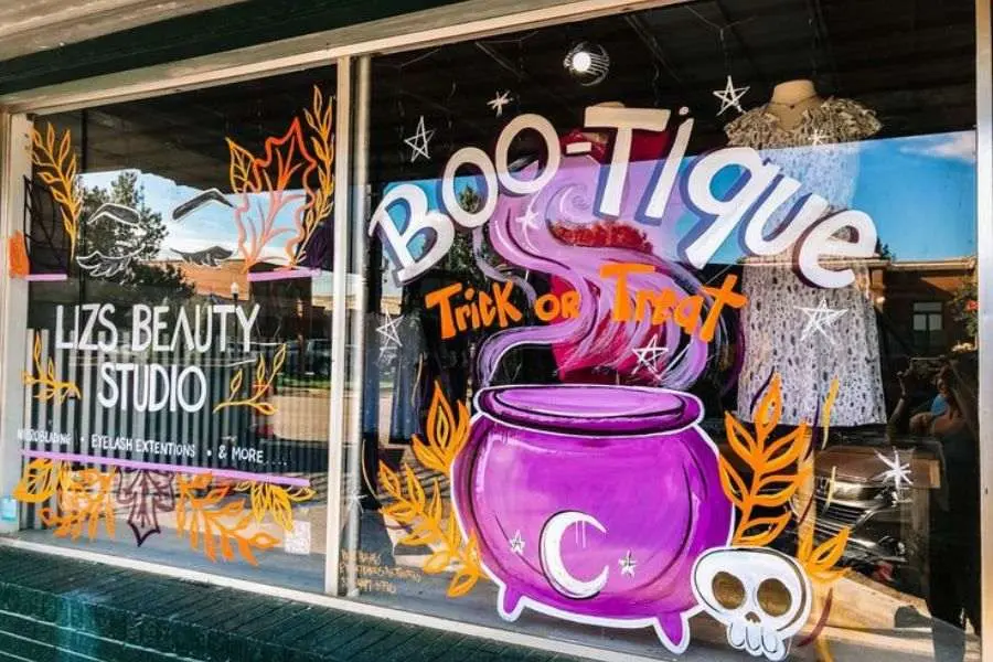 Decor cửa sổ quán cà phê Halloween với hình vẽ đầu lâu.