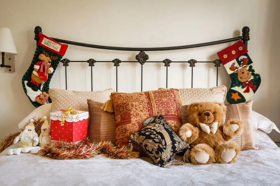 Trang trí Noel ở đầu giường bằng tất Noel họa tiết đáng yêu là ý tưởng độc đáo.