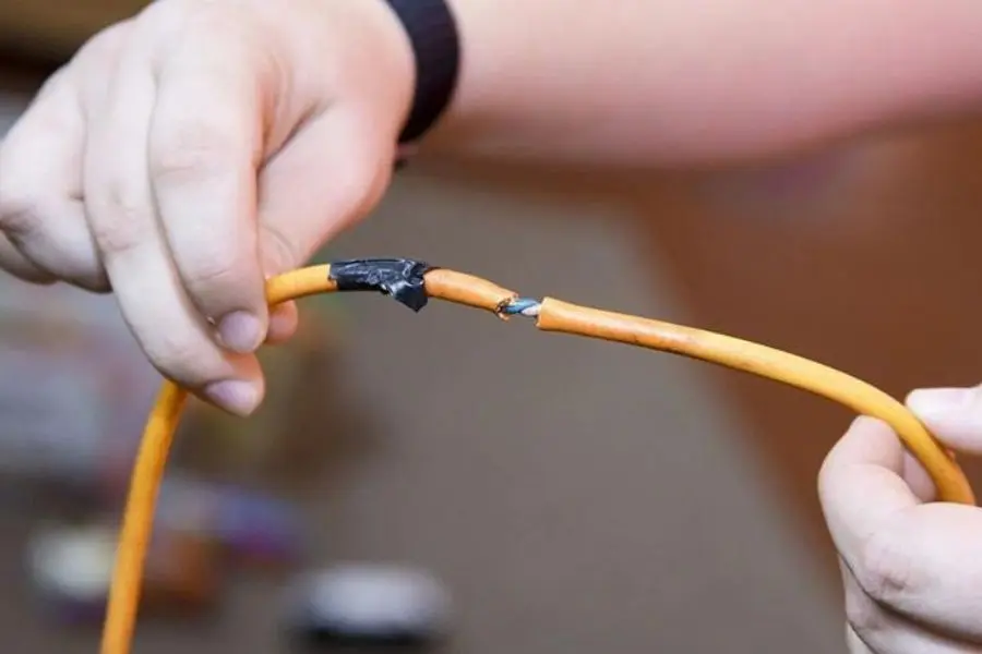 Dây điện hở gây rò rỉ điện tại cục nóng điều hoà.