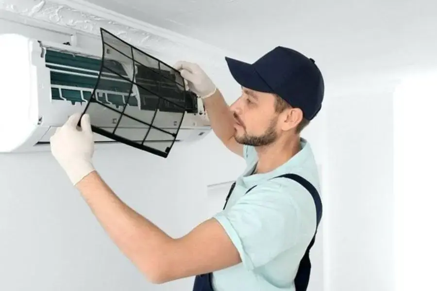 Liên hệ thợ sửa máy lạnh chuyên nghiệp để khắc phục lỗi.