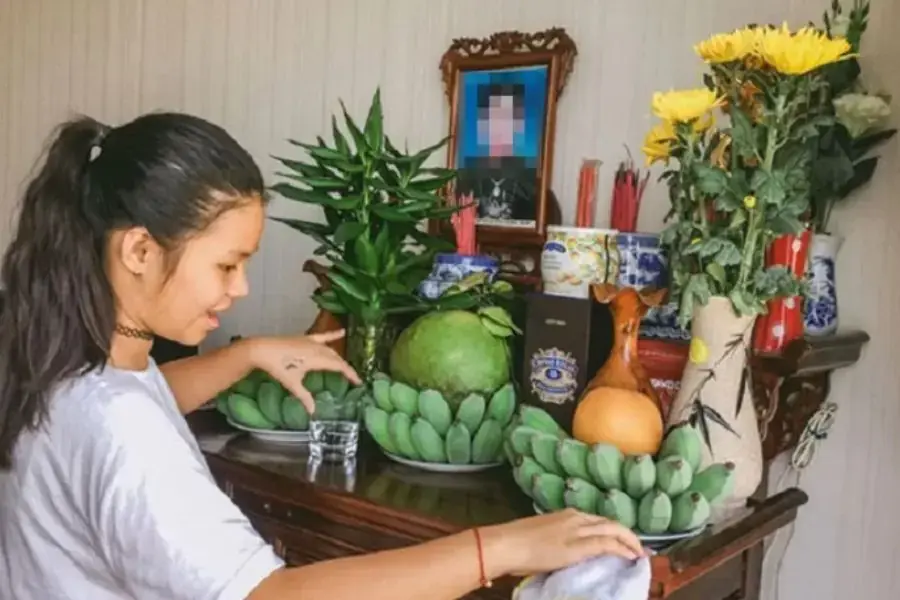 Dùng nước ấm hoặc nước thảo dược để lau dọn bàn thờ