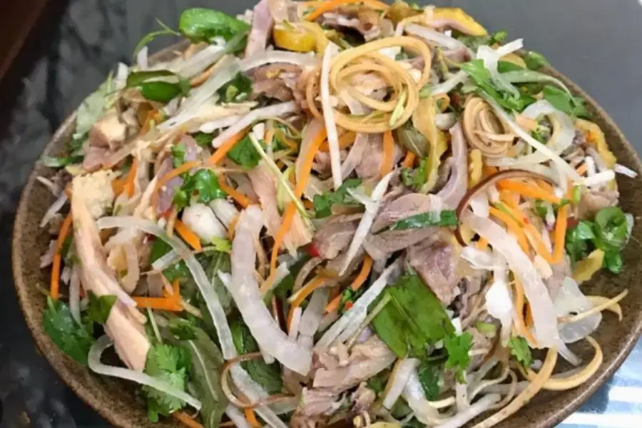 Món gỏi gà hành tây đầy hấp dẫn