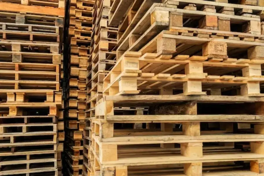 Pallet từ gỗ cây thông có độ bền cao, chắc chắn