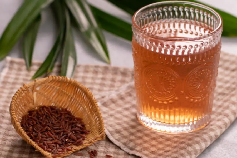 Chuẩn bị gạo lứt và lá trà xanh tươi để làm trà.