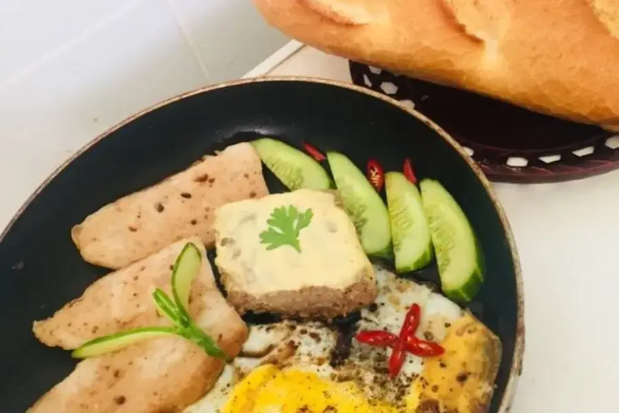 Chỉ với một ổ bánh mì cùng các topping yêu thích là có ngay món bánh mì chảo ngon