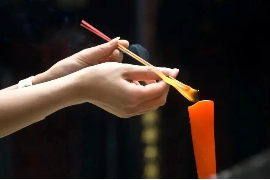 Thắp nhang để thể hiện lòng thành tâm với thần linh.