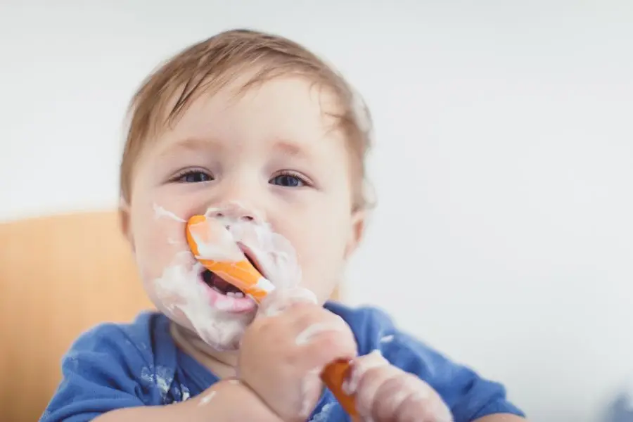 Cho trẻ ăn bột ăn dặm với lượng hợp lý, không cho thuê gia vị khi chế biến.
