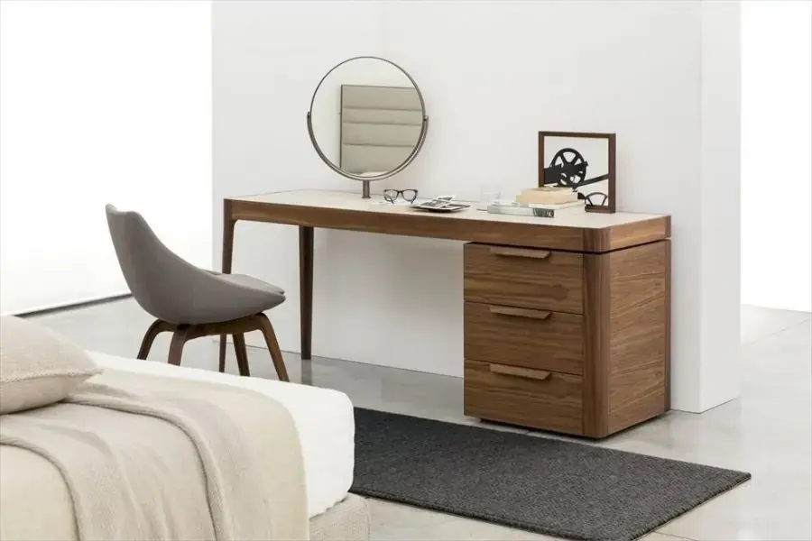 Bàn làm việc kết hợp trang điểm tiện lợi và tiết kiệm