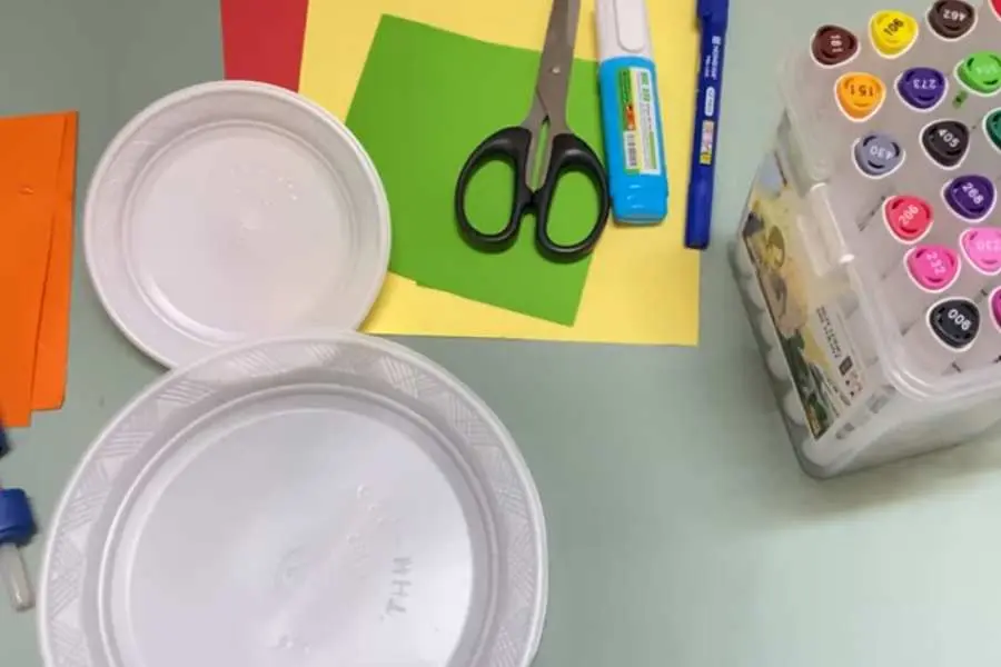 Cố định hai chiếc đĩa với kích thước khác nhau để tạo hình cho người tuyết.