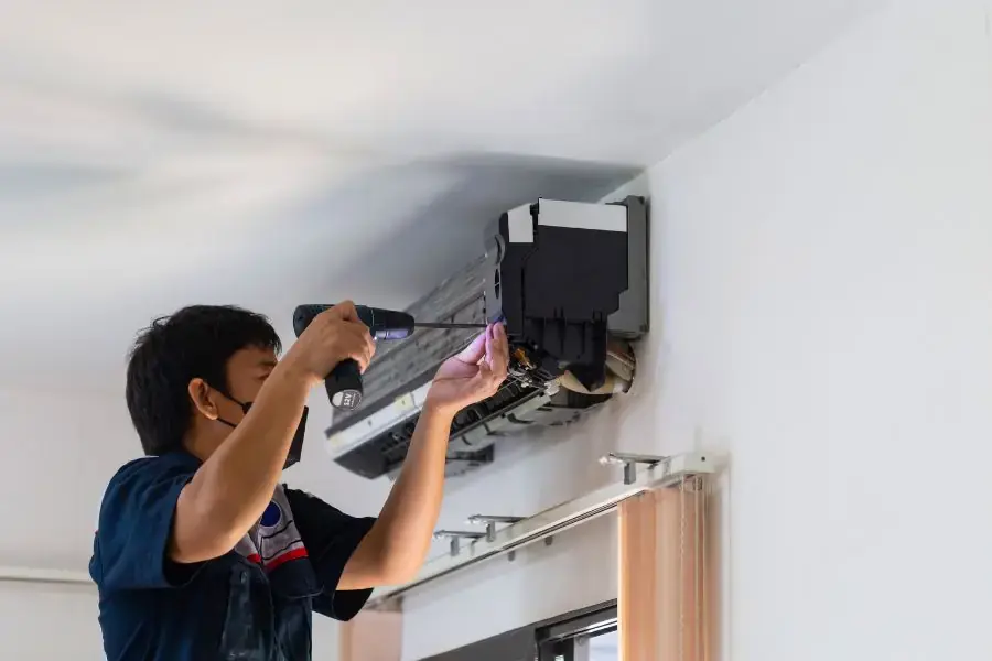 Sử dụng những dụng cụ chuyên dụng để kiểm tra, sửa chữa máy lạnh.