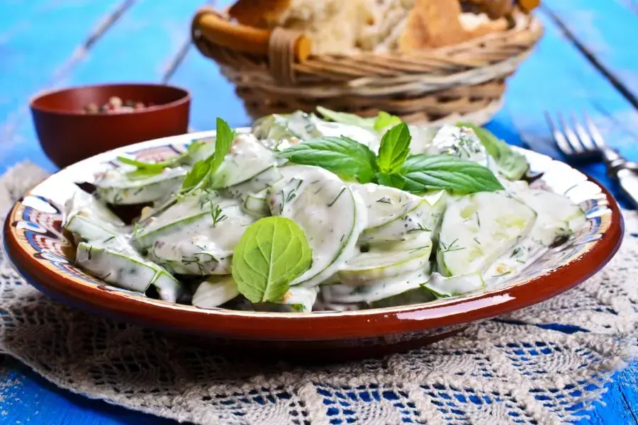 Salad sữa chua bổ sung chất xơ và giảm táo bón.