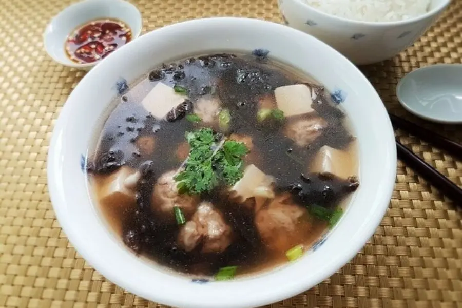 Canh đậu hũ non là một món ngon cho bé 2 tuổi biếng ăn.