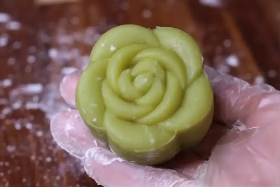 Bánh Trung Thu nhân dừa đẹp mắt, dẻo mịn, không ngán.