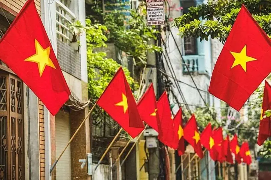 Mọi nhà cùng treo Quốc kỳ kỷ niệm ngày Quốc khánh 2/9.