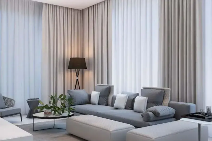 Phối tường màu trắng với rèm cửa màu trắng ngà
