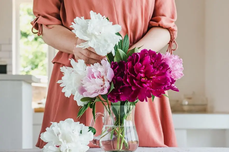 Lựa chọn mẫu đơn cho mẫu hoa đẹp phòng khách