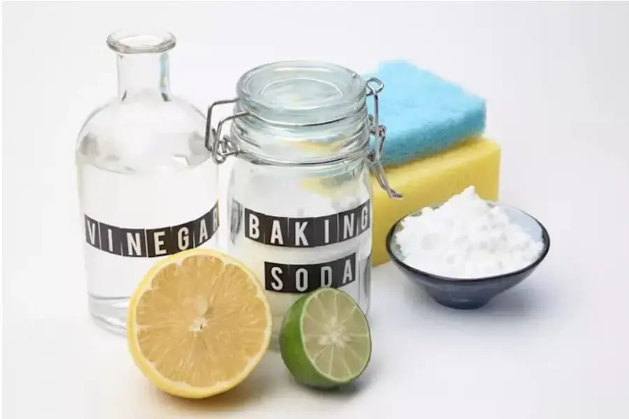 Chanh, giấm hay baking soda đều có thể giúp bạn vệ sinh bồn cầu hiệu quả (nguồn: dothobattrang.vn)