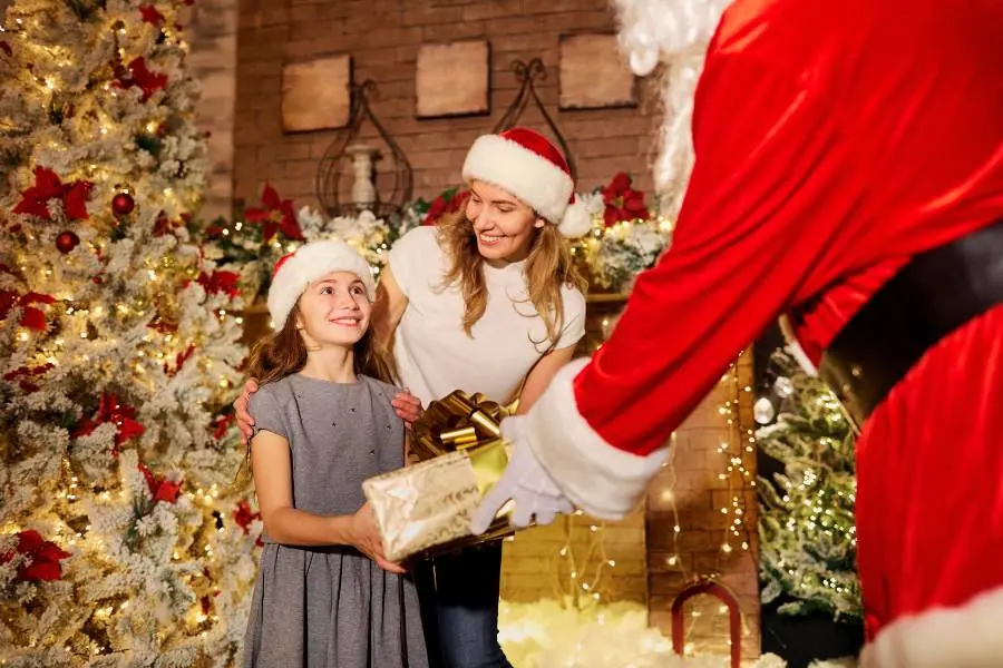 Trang trí Noel quán cafe với hình ảnh ông già Noel cũng là lựa chọn lý tưởng.
