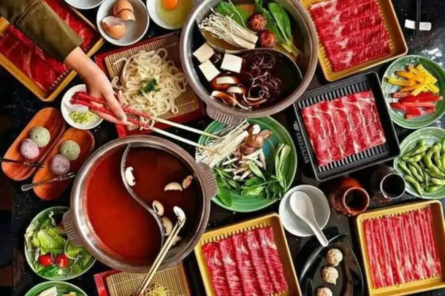 Một bàn lẩu nóng hổi phù hợp cho nhóm bạn trẻ tụ tập và tâm sự đêm khuya