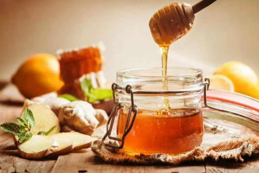 Mật ong góp phần giúp làm sạch mụn đầu đen.