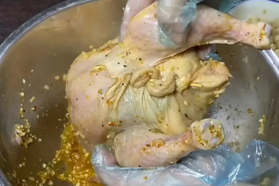 Cho nguyên liệu đã xào vào gà