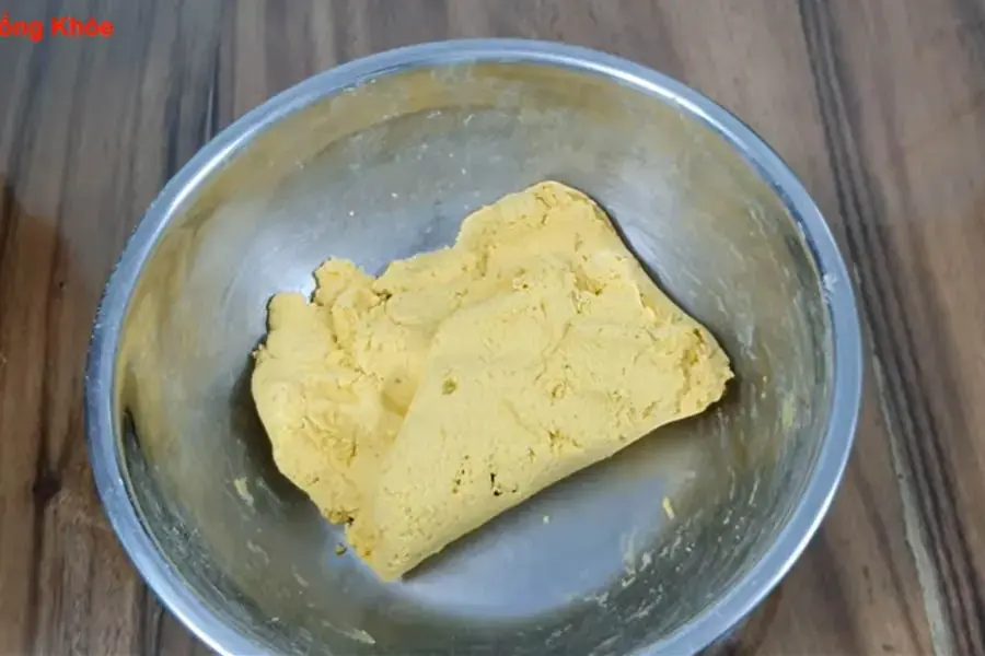 Nhào bí đỏ với bột nếp