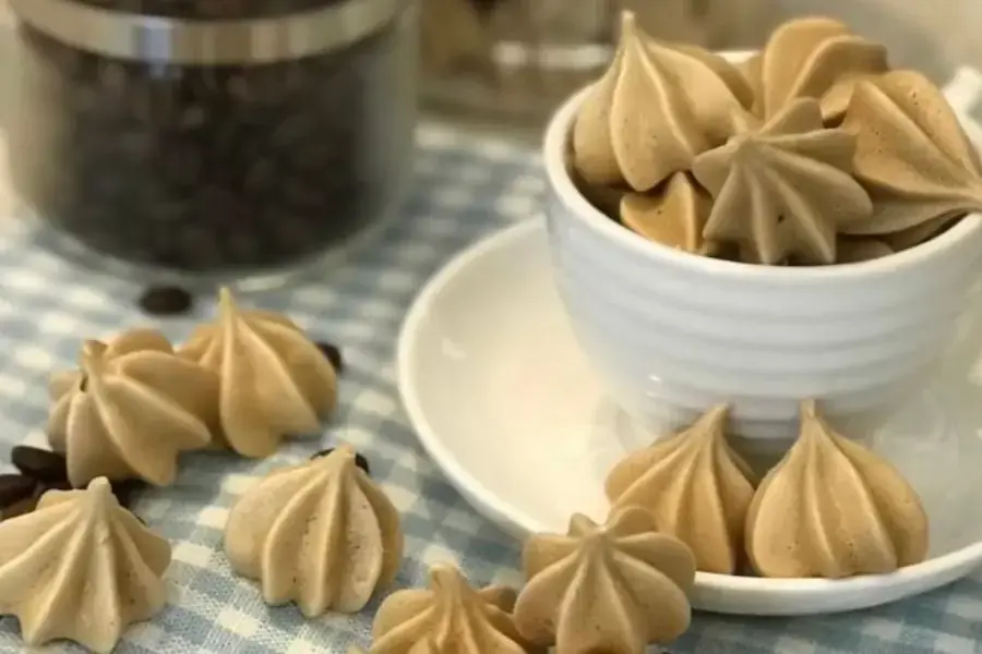 Bánh meringue được dùng là món ăn vặt cực ngon với trà
