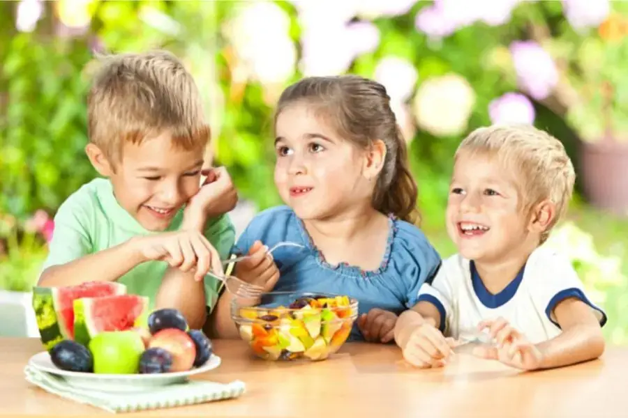Nên chọn trái cây theo mùa cho món ăn nhẹ vì giúp đảm bảo độ tươi ngon