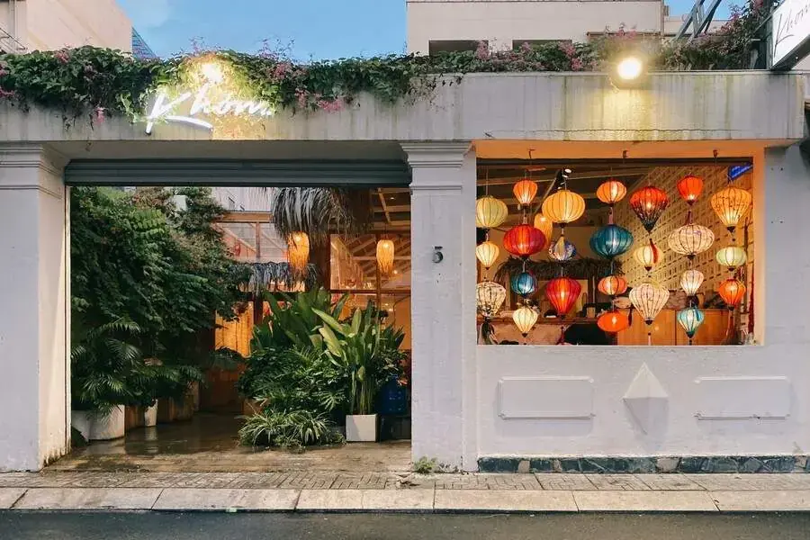 Trang trí trung thu đẹp phía trước quán của Khóm