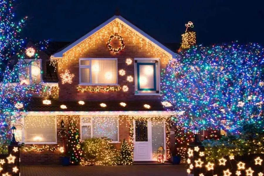 Nên chọn đèn pha led cỡ bé để trang trí trước nhà vì ánh sáng của chúng không chói mắt