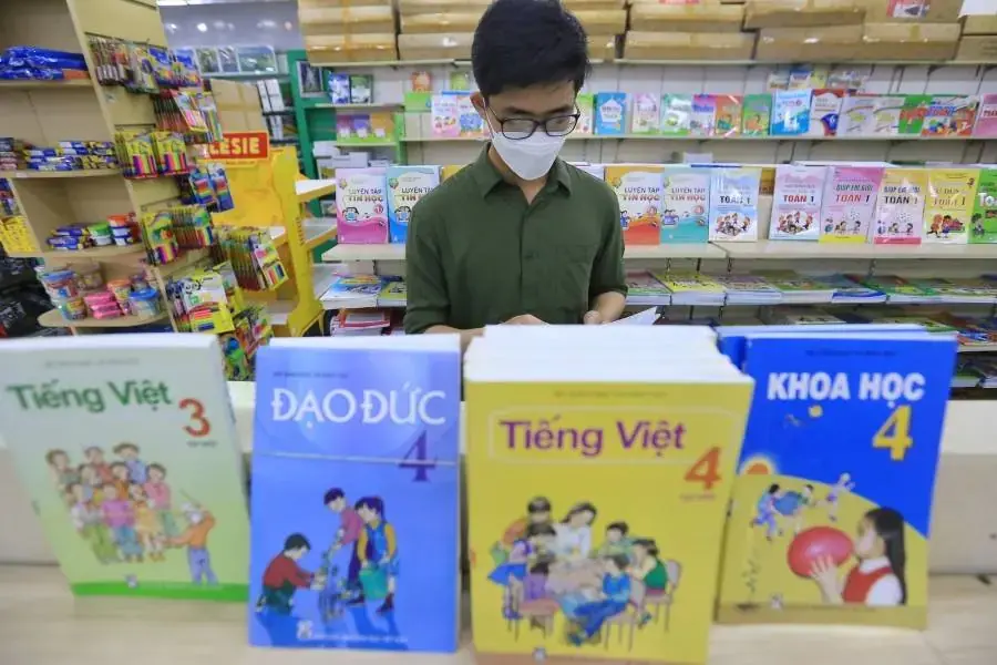 Có thể mua sách giáo khoa cùng các loại văn phòng phẩm khác tại cửa hàng