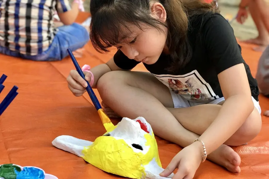 Bé tự tay tô màu và trang trí mặt nạ Trung Thu, tạo nên món đồ chơi mang dấu ấn riêng.
