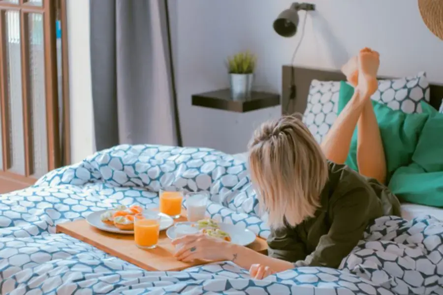 Từ bỏ thói quen ăn hoặc uống trên nệm