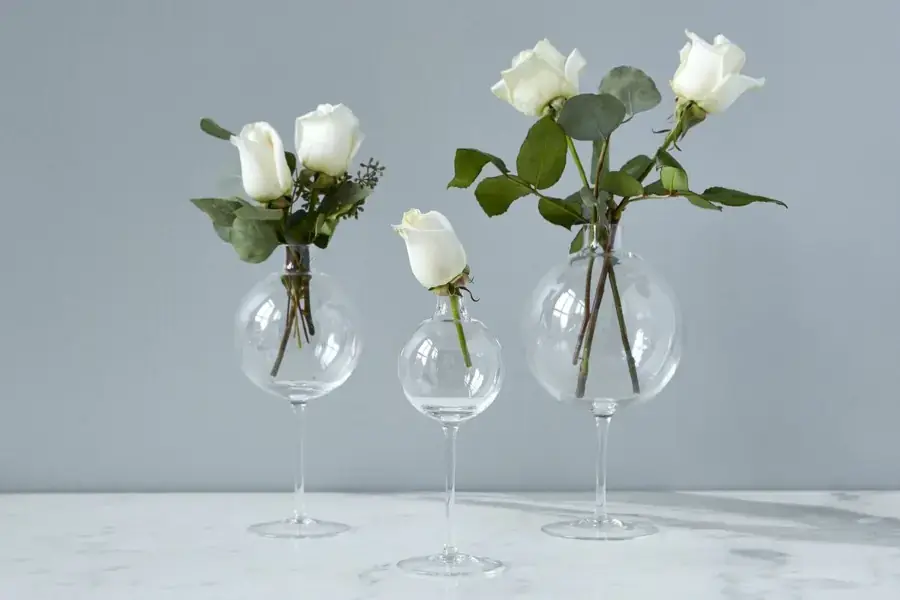 Bình hoa cần được rửa sạch để hoa giữ được độ tươi mới (Hình ảnh: Etuhome)