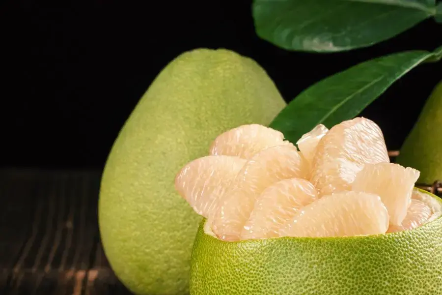 Quả bưởi có chứa nhiều vitamin C, A, hỗ trợ thúc đẩy quá trình chuyển hóa
