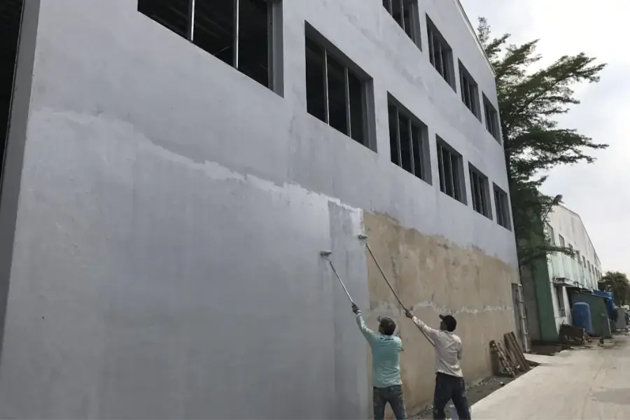 Vệ sinh và sơn chống thấm bảo vệ tường nhà đã cũ