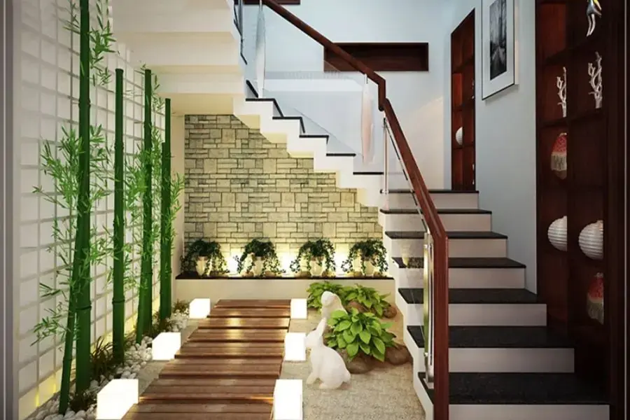 Mẫu trang trí gầm cầu thang với cây xanh và đèn led