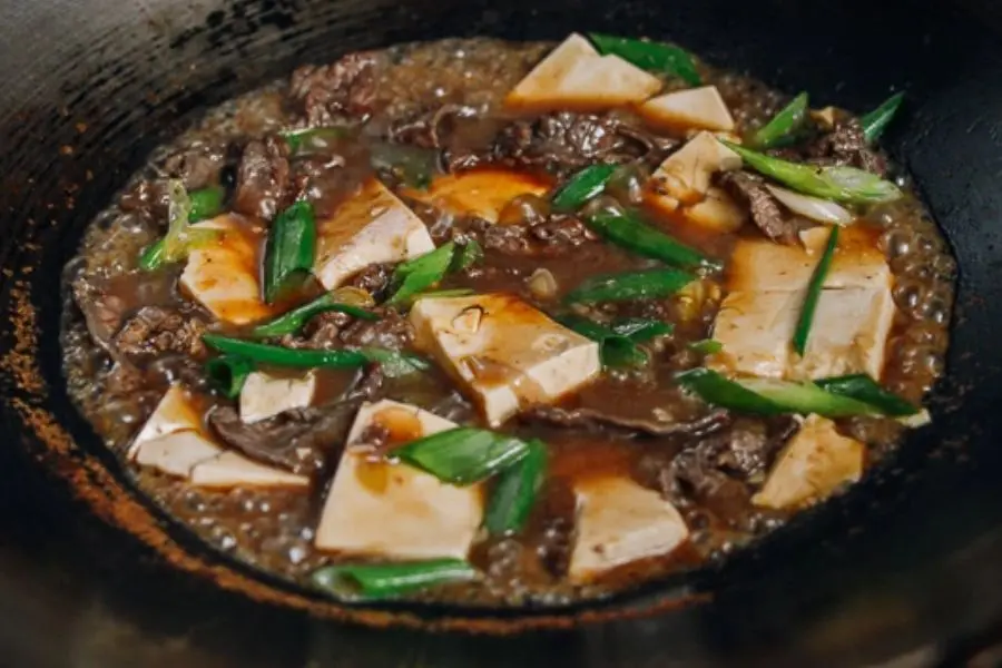 Thịt bò xào đậu hũ non với nước sốt đậm đà.