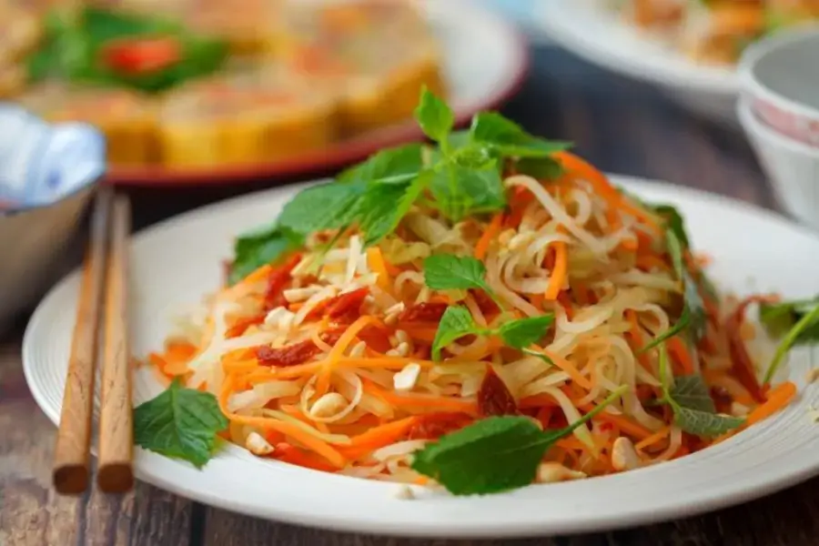 Nộm đu đủ bò khô là một trong các món nộm dễ làm với màu sắc bắt mắt