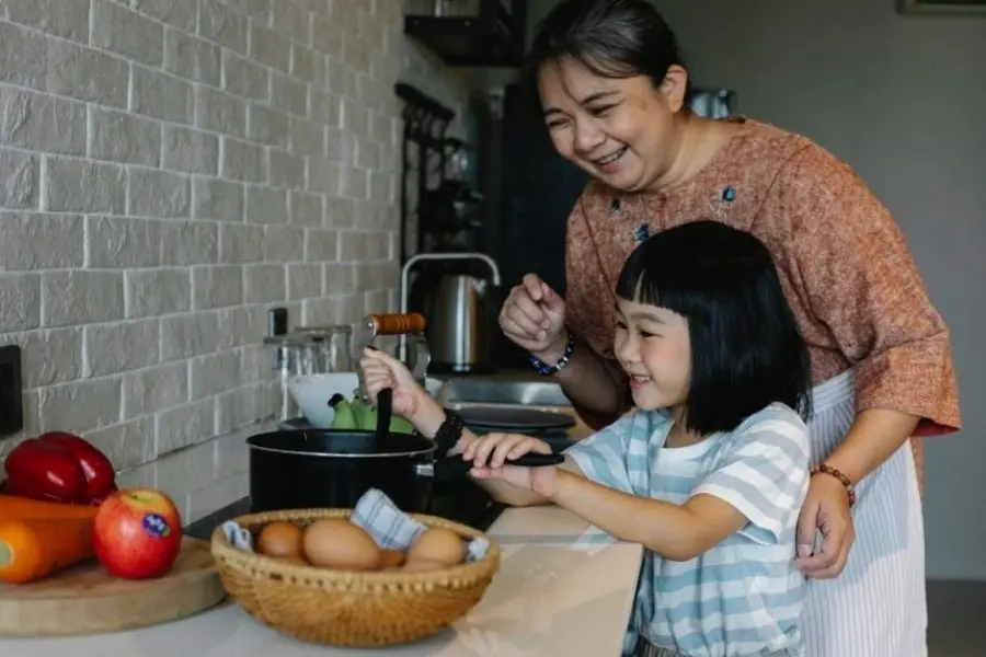 Chia sẻ việc nhà cho cháu gái cùng nhau dọn dẹp nhà cửa đón Tết