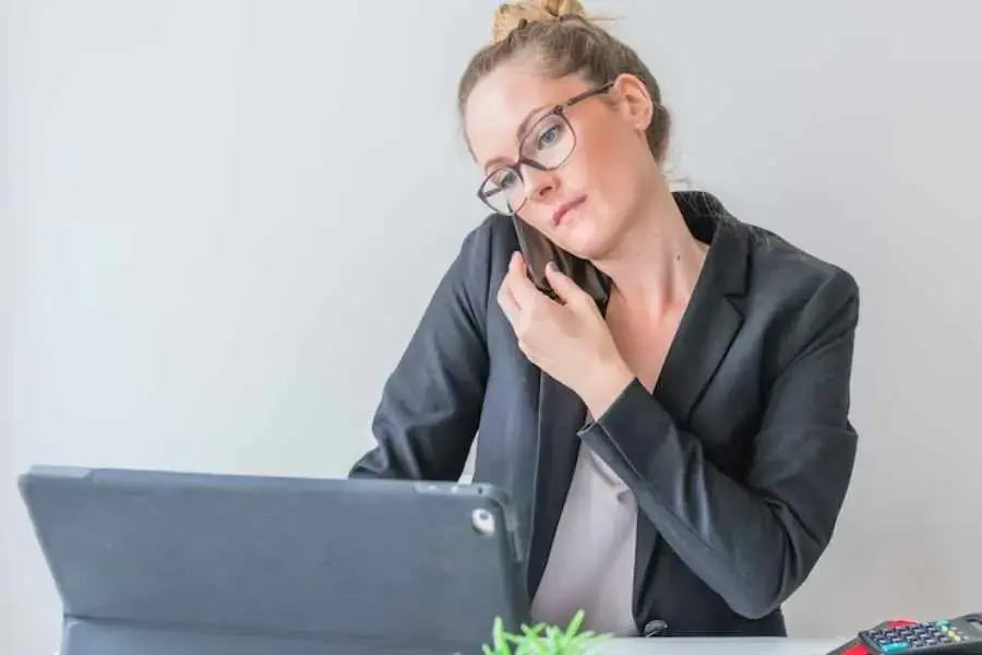Hạn chế nghe điện thoại bằng cổ và vai trong thời gian dài