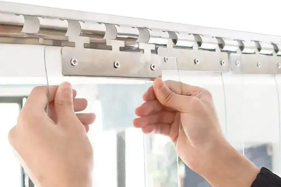 Lắp các bộ phận của rèm nhựa lại vị trí ban đầu