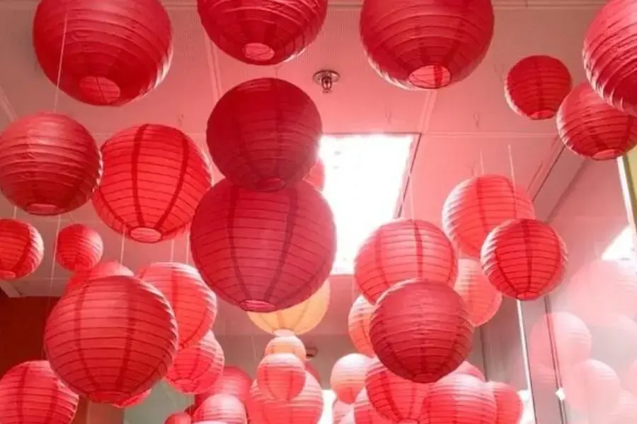 Đèn lồng tạo vẻ đẹp truyền thống.