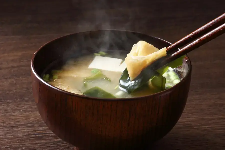 Món canh đậu phụ rong biển không thể thiếu trong bữa ăn Nhật Hàn