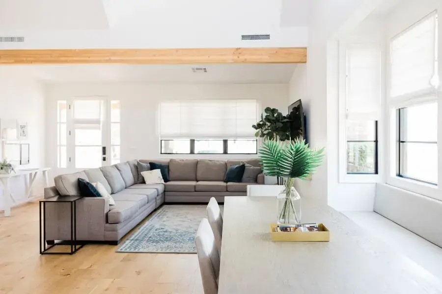 Bố trí sofa góc giữa khu vực liên thông phòng khách và phòng ăn