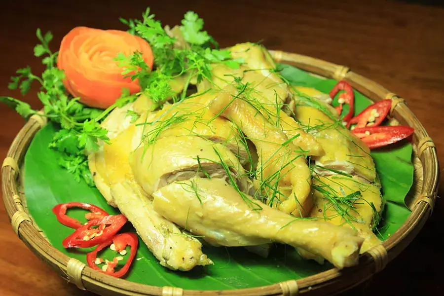 Thịt gà là thực phẩm chứa nhiều dưỡng chất tốt cho cơ thể.