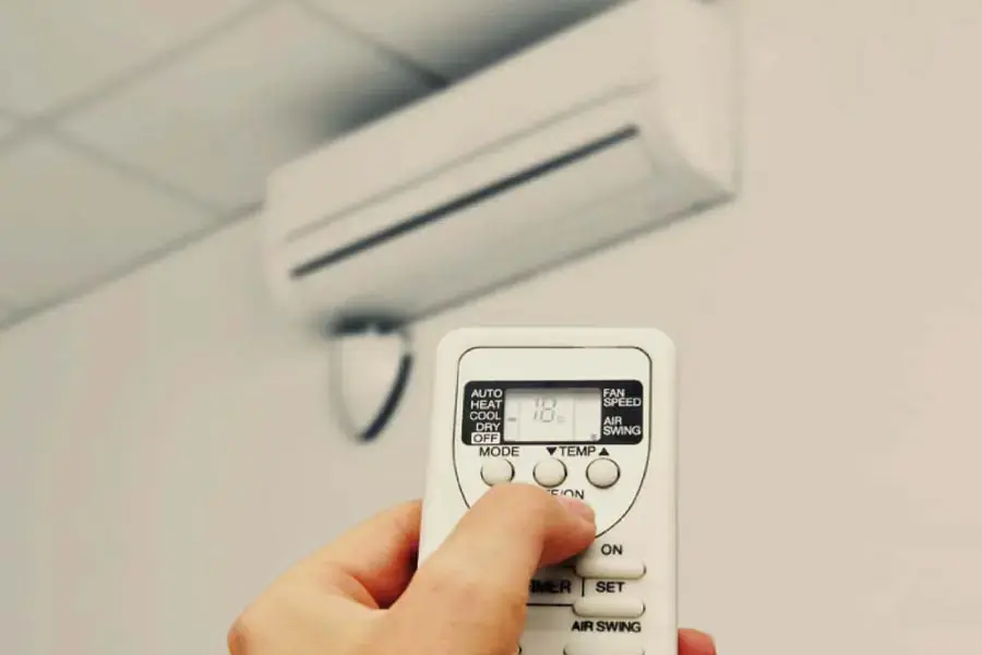 Bạn có thể tra mã lỗi máy lạnh Toshiba chỉ với vài thao tác đơn giản trên remote (Hình ảnh: Mrright)