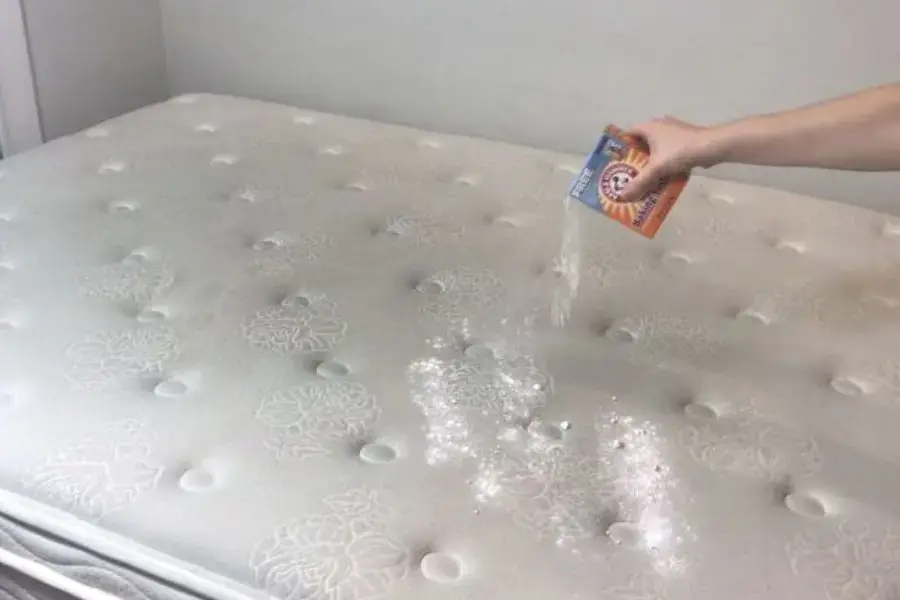 Rắc baking soda để vệ sinh nệm dày